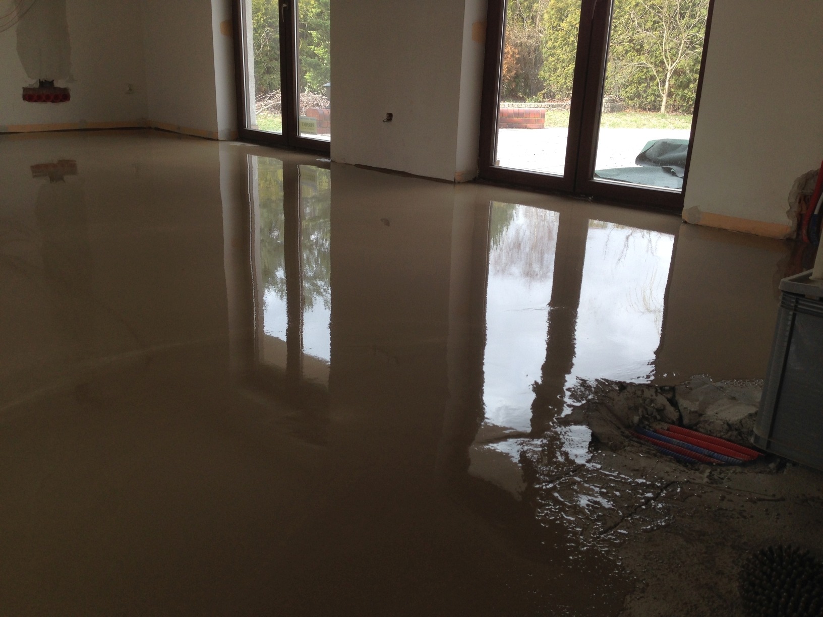 przygotowanie podłoża, wylewka samopoziomująca ok. 3-5 mm pod płytki/panele LVT