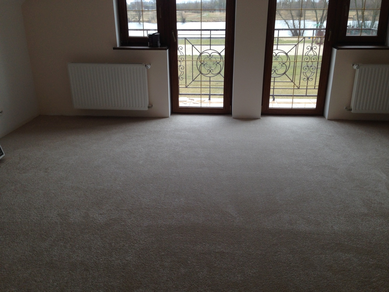 wykładzina dywanowa w sypialni na komfortowo miękkim podkładzie pianomat, strzyżona