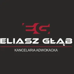 Logo kancelarii adwokackiej 'Eliasz Głąb' na ciemnoszarym tle z czerwonym, stylizowanym znakiem graficznym nad nazwą.