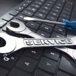Klawiatura komputera z narzędziami: dwa klucze płaskie z napisem 'SERVICE' i śrubokręt z niebieską rączką, ułożone pod kątem, oświetlone studyjnym światłem.