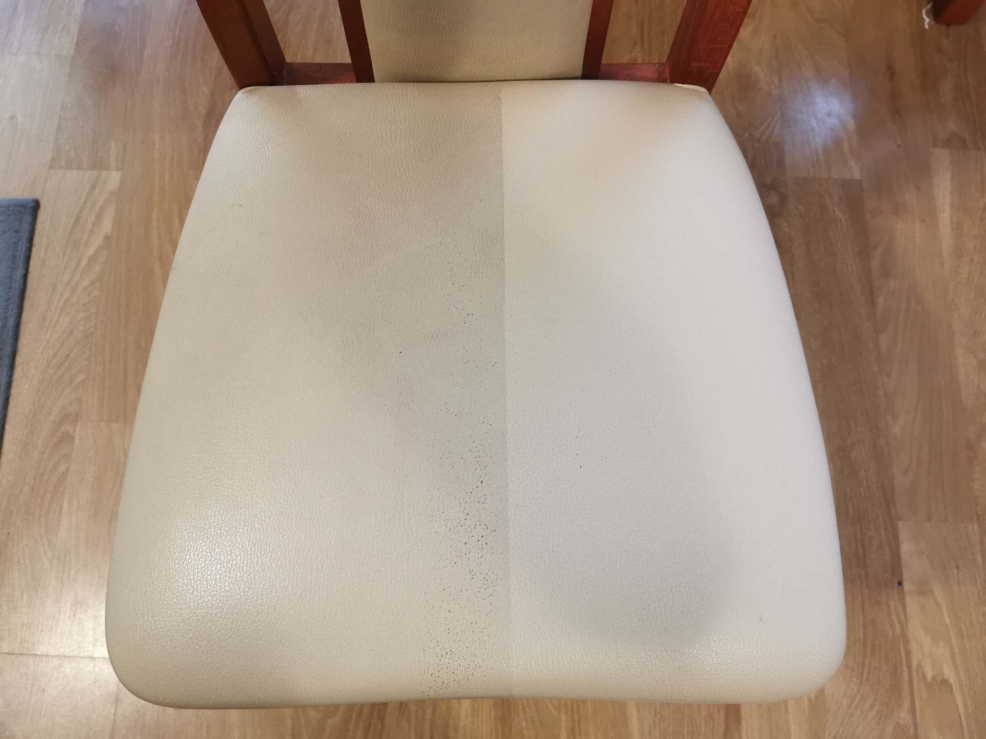 Czyszczenie i konserwacja tapicerki z eco skóry.