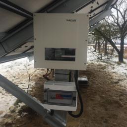 Falownik firmy Sofar Solar pod panelami fotowoltaicznymi