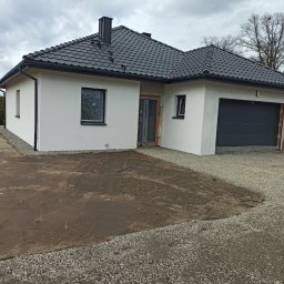 Wykonanie podjazdu do garażu oraz do wejścia do domu.
Zrobienie opaski wokół domu o szerokości 40 cm.
Wyplantowanie terenu koło wjazdu oraz koło opasek po lewej oraz prawej stronie domu.