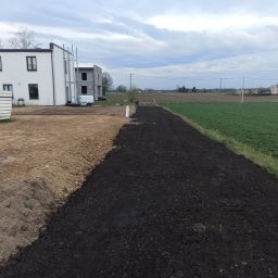 Utwardzenie drogi.
Wyplantowanie terenu po lewej stronie drogi.