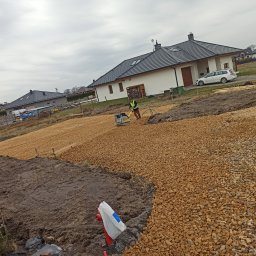 PHU GREGOR - Wykop pod płytę fundamentową. Nasypanie piasku 40 cm. Wyplantowanie zagęszczenie. Rozplantowanie terenu wokół wykopu.