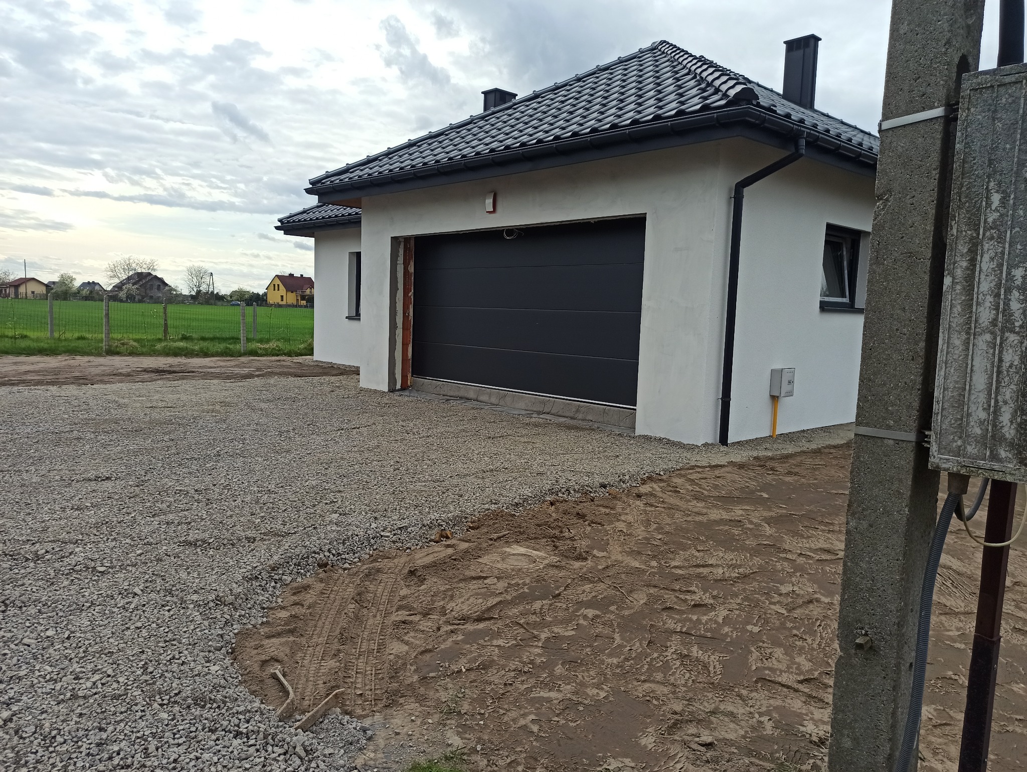 Utwardzenie wjazdu do garażu.