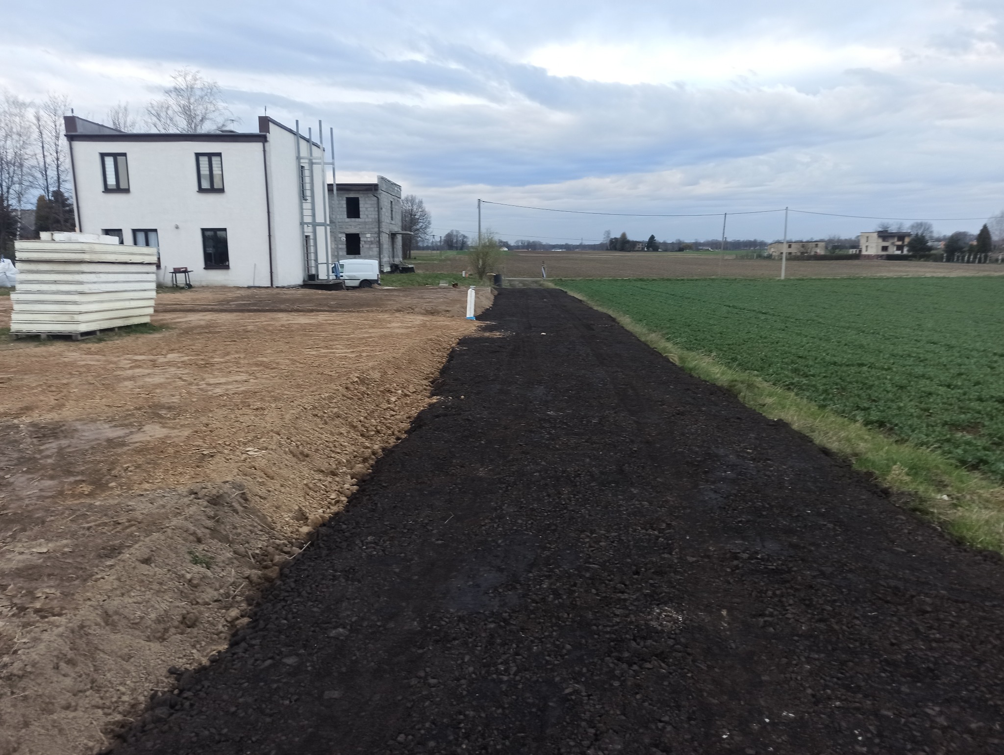 Utwardzenie drogi. Wyplantowanie terenu po lewej stronie drogi.