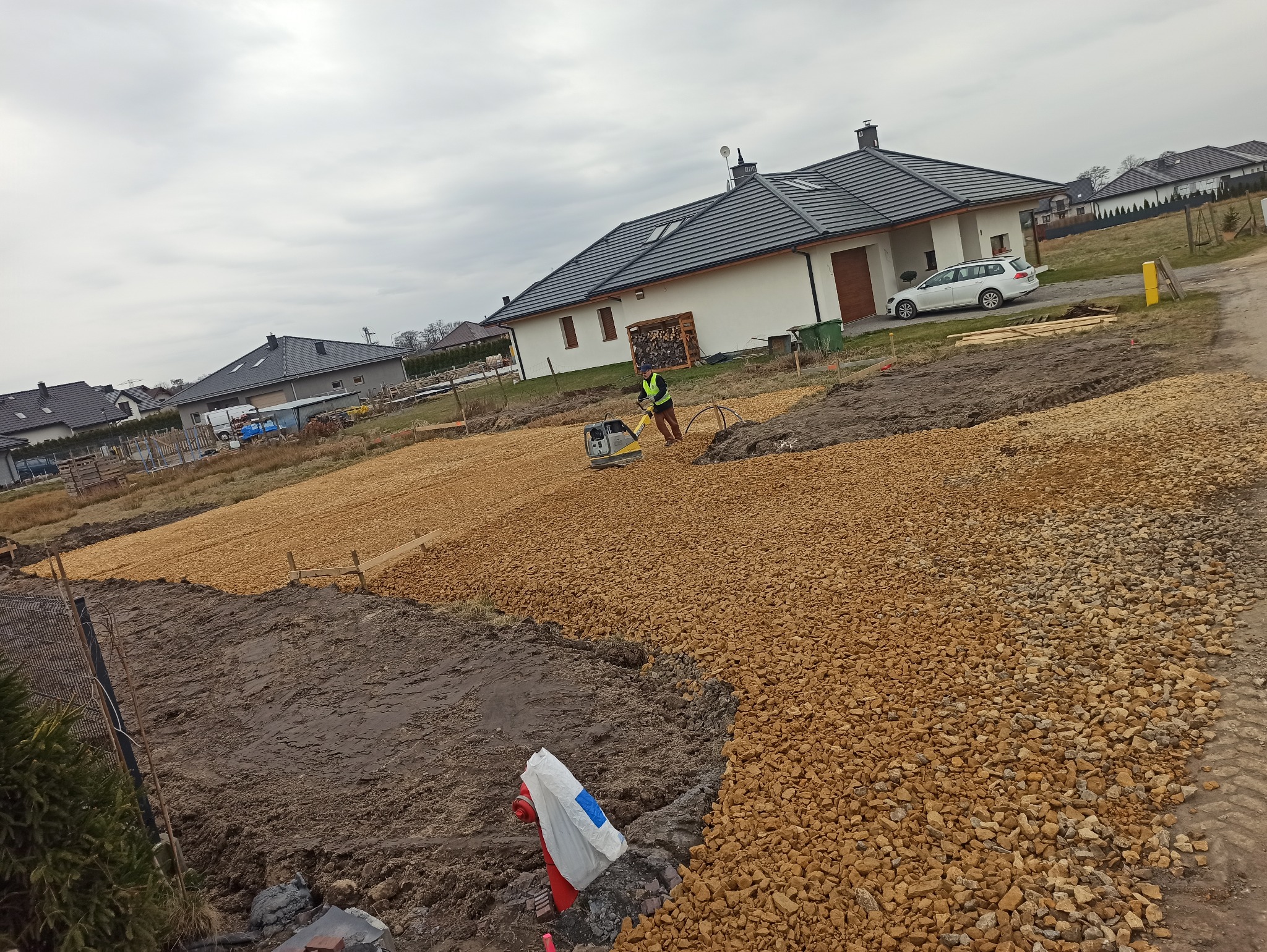 Wykop pod płytę fundamentową. Nasypanie piasku 40 cm. Wyplantowanie zagęszczenie. Rozplantowanie terenu wokół wykopu.