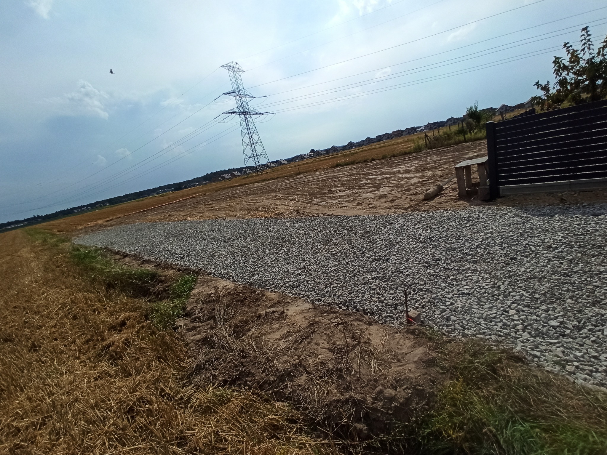 Zrobienie drogi. Korytowanie Zasypanie kamieniem rozplantowanie zagęszczenie.