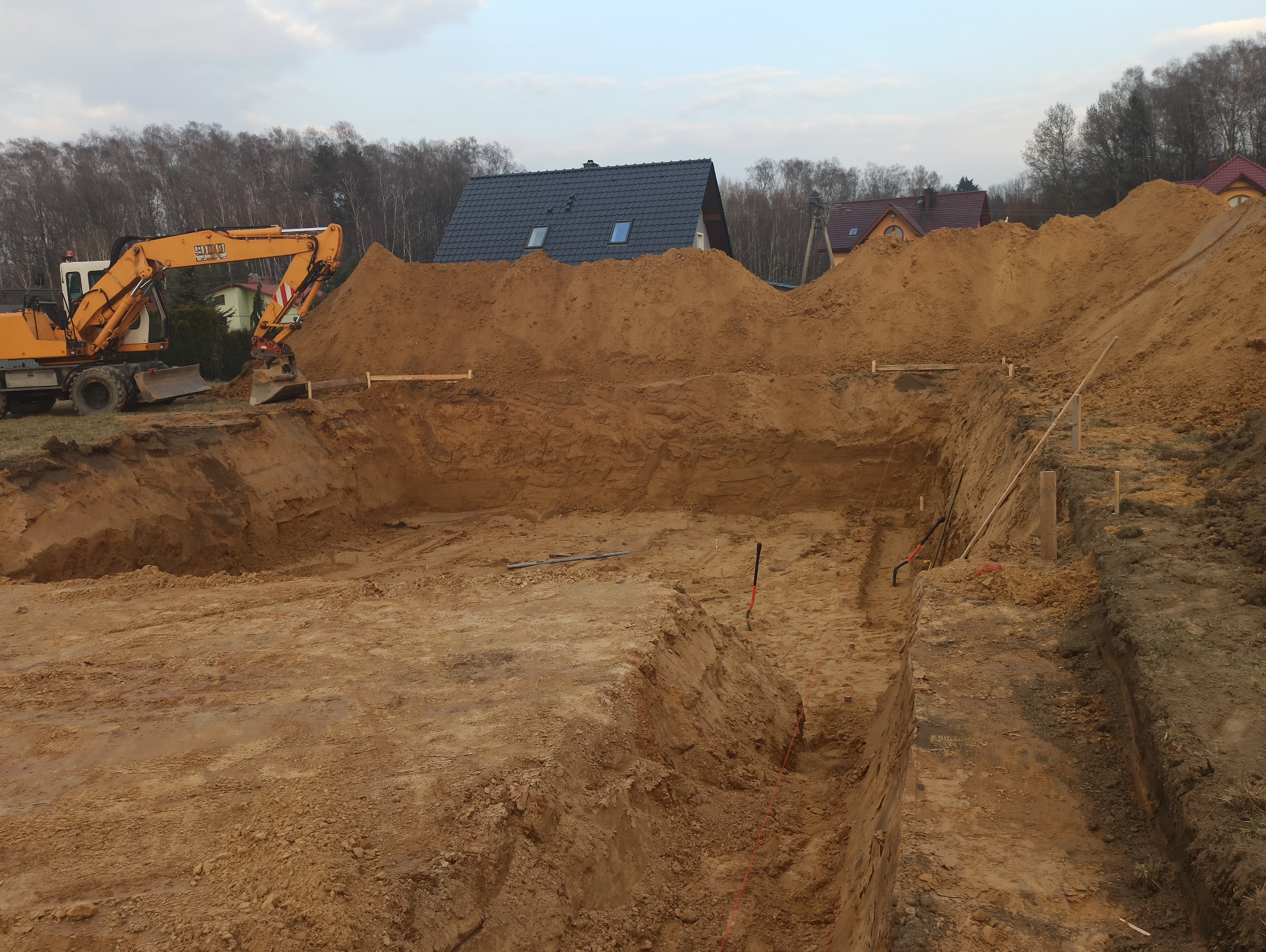 Wykop pod dom podpiwniczony oraz pod garaż do niego przyległy bez piwnicy.