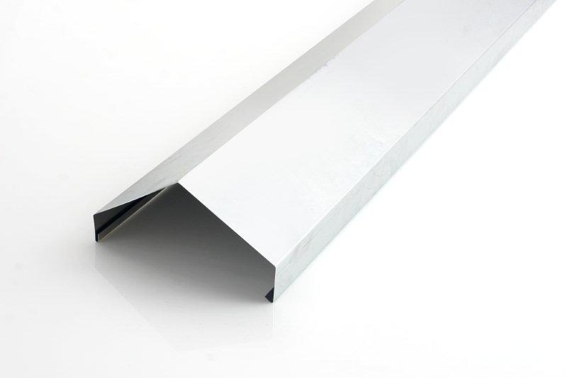 Metalowy profil kalenicy dachowej, srebrny, z czarnym wykończeniem na krawędzi, sfotografowany na białym tle.