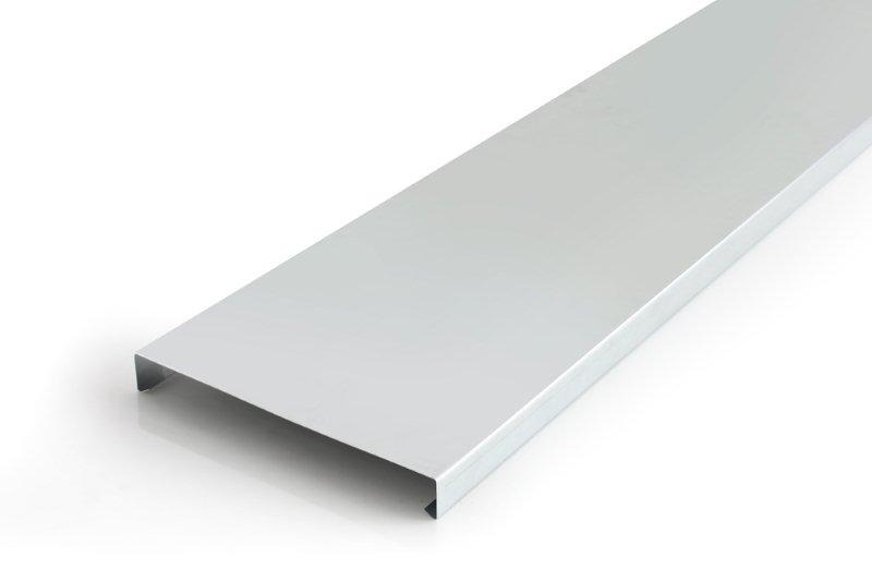 Profilowana, srebrna listwa blaszana z widocznym zagięciem krawędzi, leżąca na białym tle.