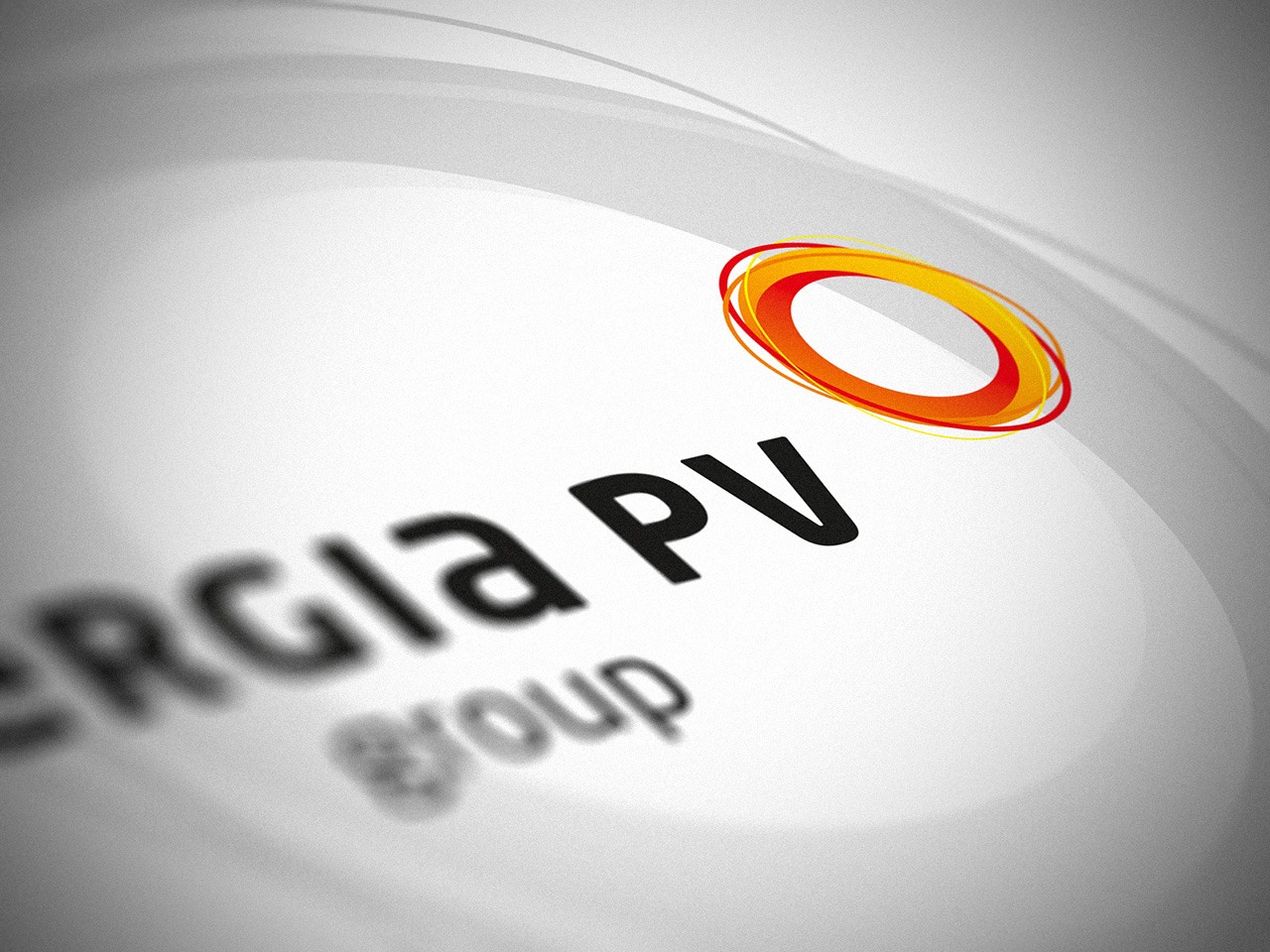 Logo firmy Energia PV Group z okrągłym, pomarańczowo-czerwonym symbolem na białym tle z szarymi elementami graficznymi.