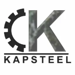 Logo firmy KAPSTEEL z symbolem koła zębatego i literą K z teksturą drewna.