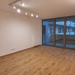 Salon w mieszkaniu wykańczanym od stanu deweloperskiego 