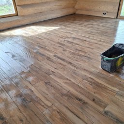 Podłoga w salonie, domek drewniany