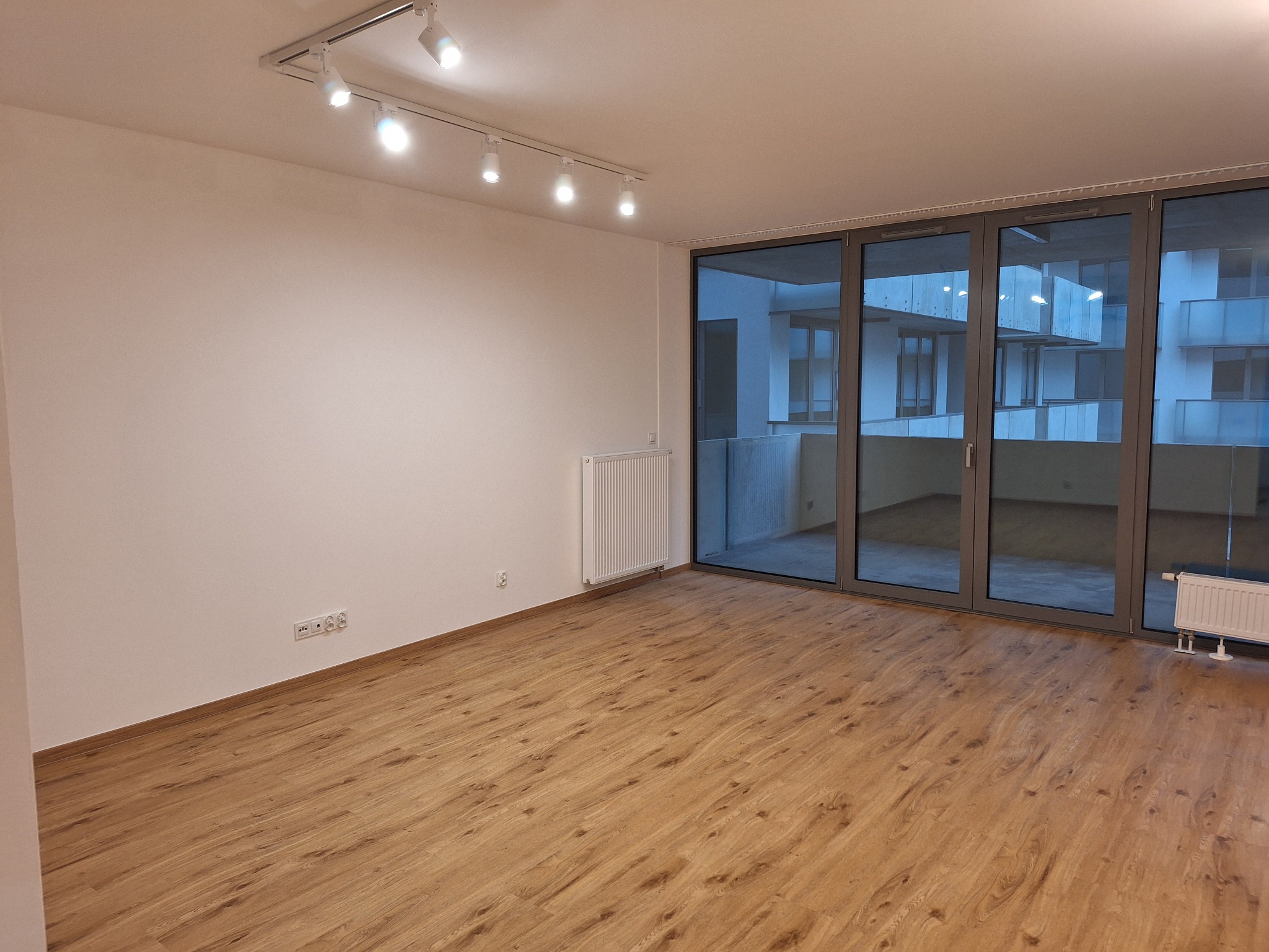 Salon w mieszkaniu wykańczanym od stanu deweloperskiego