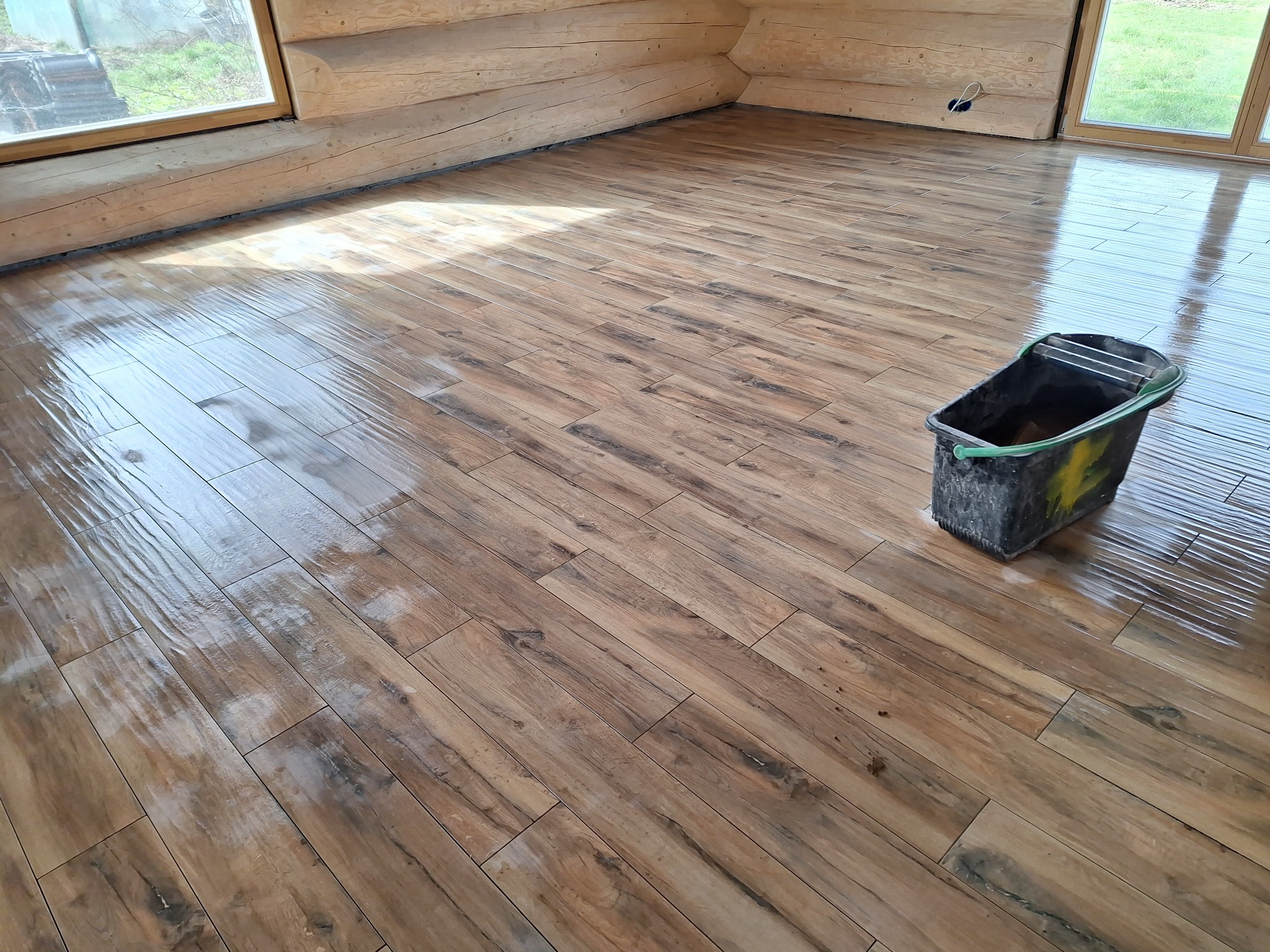 Podłoga w salonie, domek drewniany