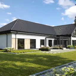 Wizualizacja nowoczesnego domu jednorodzinnego z czarnym dachem i białymi ścianami, widok z ogrodu z równo przystrzyżonym trawnikiem i elementami małej architektury.