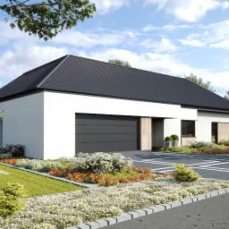 PROJEKT20 - Wizualizacja parterowego domu jednorodzinnego z garażem, biała elewacja, ciemna dachówka, szara brama garażowa, zadbany ogród z kwitnącymi krzewami i wybrukowanym podjazdem.