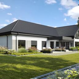 PROJEKT20 - Wizualizacja nowoczesnego domu jednorodzinnego z ciemnoszarą dachówką, białymi ścianami z szarymi akcentami i dużymi oknami z roletami zewnętrznymi, otoczonego zielonym trawnikiem i starannie...