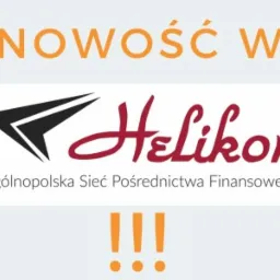 Grafika z logo firmy Helikon, ogólnopolskiej sieci pośrednictwa finansowego, z napisem 'NOWOŚĆ W' u góry i trzema pomarańczowymi wykrzyknikami na dole.