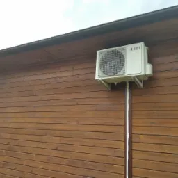 Jednostka zewnętrzna na elewacji drewnianej, dom szkieletowy