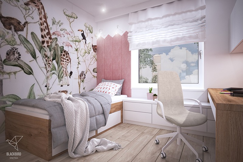 Pokój dziecięcy z łóżkiem, biurkiem i tapetą w zwierzęta, utrzymany w jasnej kolorystyce z akcentami różu i drewna.