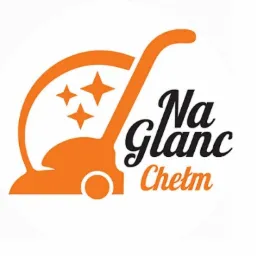 Logo firmy sprzątającej 'Na Glanc' z Chełma, przedstawiające pomarańczowy wózek do sprzątania i trzy gwiazdki.