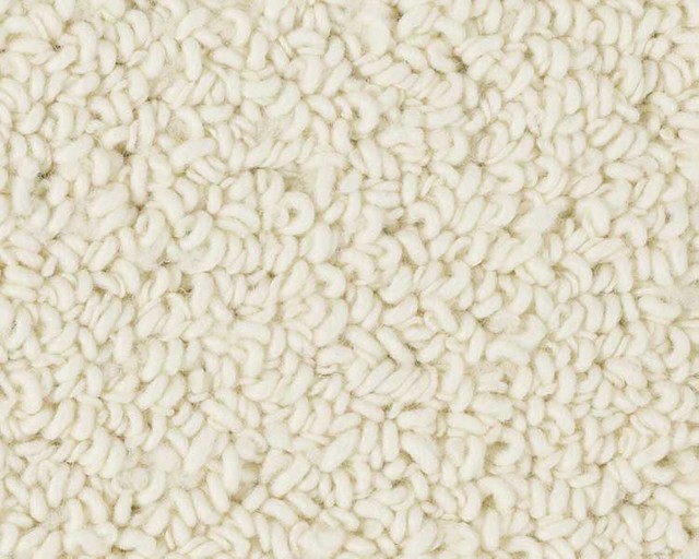 Jasna, kremowa wykładzina dywanowa z pętelkowym wzorem, widoczna z bliska, ukazująca gęstą strukturę włókien.