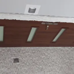 Drewnopodobny sufit z czterema podłużnymi przeszkleniami i metalowym haczykiem, wykończony dekoracyjnym kamieniem, widok z dołu.