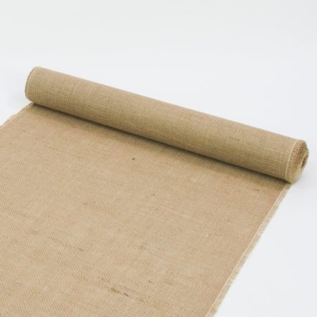 Rolka surowej, naturalnej tkaniny jutowej na białym tle.