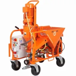 Profesjonalna, pomarańczowa maszyna do nakładania tynków, model PFT G4, widoczna z boku na białym tle.