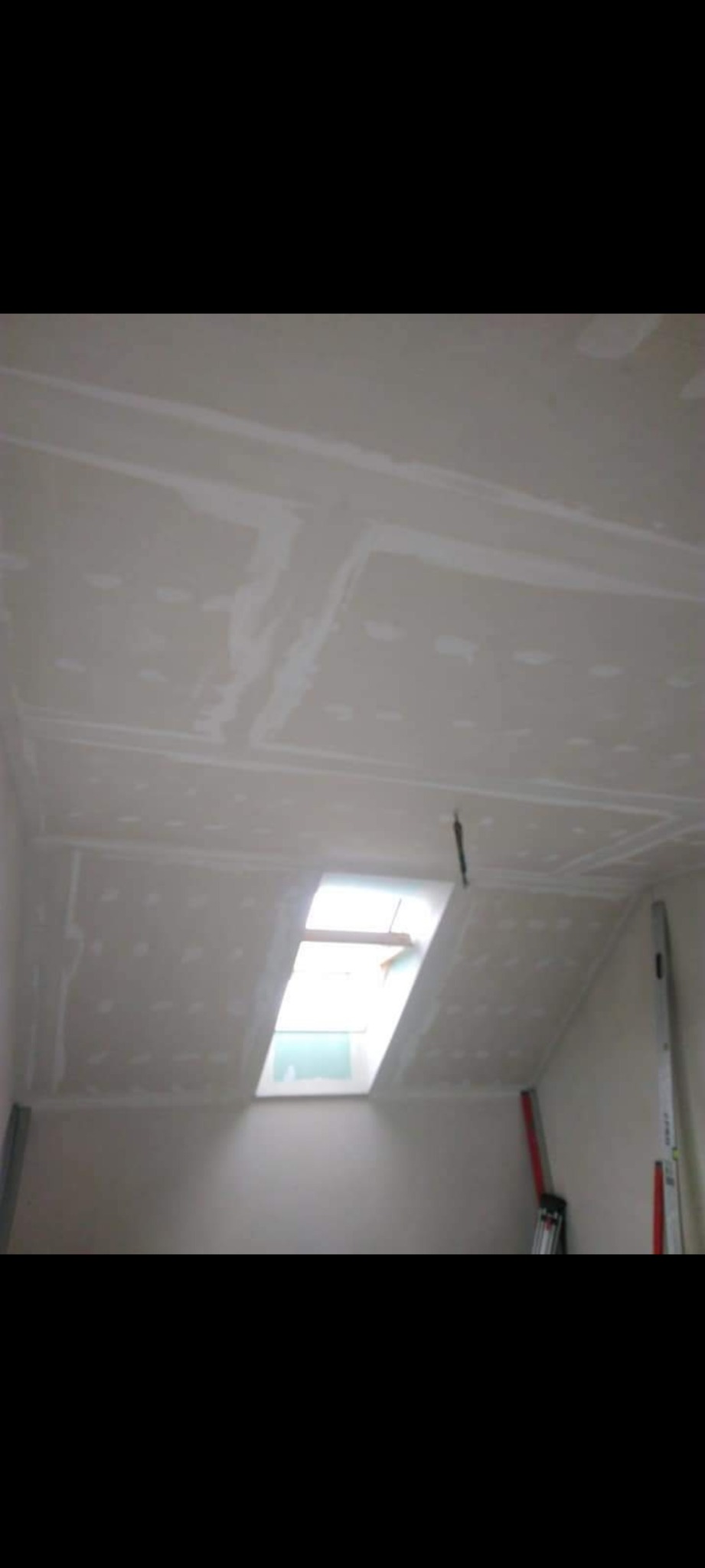 Sufit poddasza w Węgierskiej Górce z zamontowaną płytą kartonowo-gipsową, widoczne szpachlowane łączenia i okno dachowe.