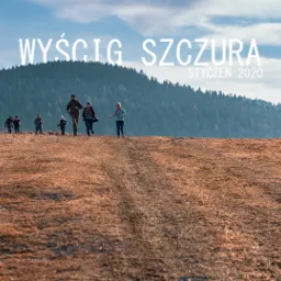 Uczestnicy biegu przełajowego 'Wyścig Szczura' w styczniu 2020 roku, biegnący po brązowym, trawiastym wzgórzu z widokiem na zalesione góry w tle.
