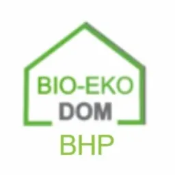 Logo firmy BIO-EKO DOM BHP w kształcie domu z zielonym obrysem dachu. Nazwa firmy w kolorze szarym i zielonym.