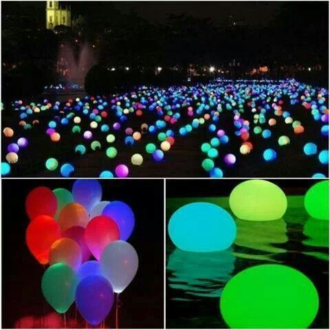 Nocna dekoracja eventowa z kolorowych, podświetlanych kul rozsianych na trawniku, fontanna i budynek w tle, oraz zbliżenie na balony i pływające podświetlane kule.