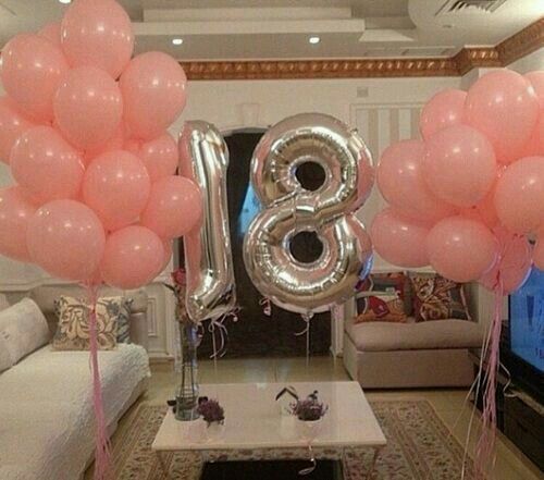 Dekoracja urodzinowa w Poznaniu: balony w kolorze pudrowego różu i srebrne balony foliowe w kształcie cyfr '18' ustawione w salonie z jasnymi meblami.