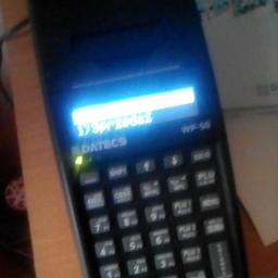 Piotr Ziembicki Coffe Service - Klawiatura kasy fiskalnej DATECS WP-50 z podświetlonym ekranem wskazującym tryb sprzedaży, widoczne przyciski funkcyjne i numeryczne.