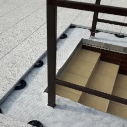 płyty na podstawkach jako warstwa posadzkowa w remontowanym patio