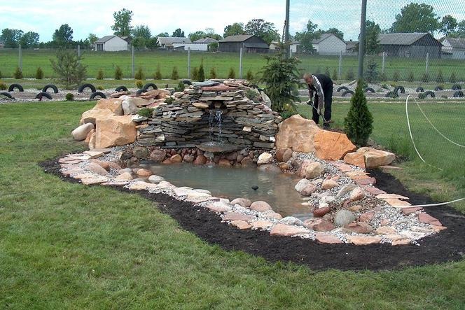 Oczko wodne z kaskada