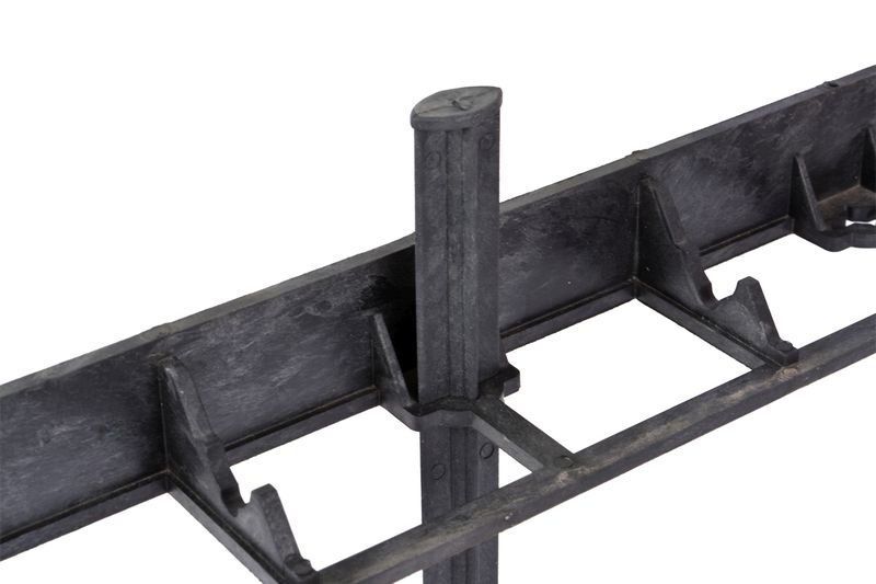 Czarny plastikowy obrzeże trawnikowe z elementami mocującymi, widoczne z bliska na białym tle.