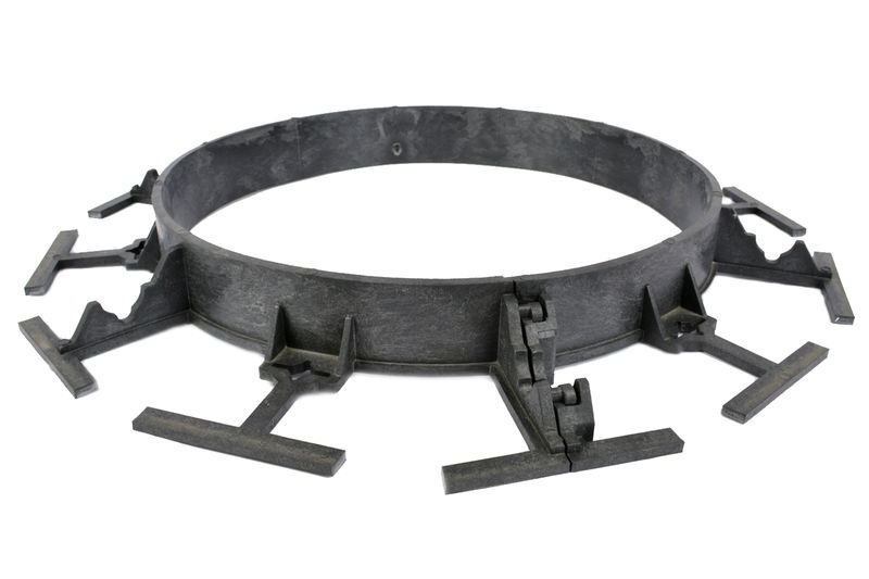 Czarna, plastikowa obrzeże trawnikowe w kształcie pierścienia z elementami mocującymi, widoczne łączenia segmentów.