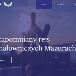 Strona internetowa z motywem żeglarskim, prezentująca hasło 'Niezapomniany rejs po malowniczych Mazurach' na tle steru statku i błękitnego nieba.