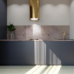 Zarosa Studio - Nowoczesna kuchnia z ciemnymi, gładkimi szafkami, marmurowym backsplashiem i złotym okapem, oświetlona promieniami słonecznymi padającymi na podłogę.