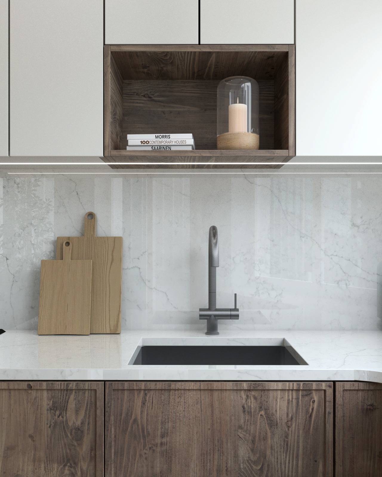 Nowoczesna kuchnia z drewnianymi frontami szafek dolnych i białymi górnymi, marmurowy backsplash, minimalistyczna bateria, dwie drewniane deski do krojenia i dekoracyjna świeca w szklanym kloszu...