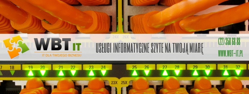 Pomarańczowe kable sieciowe wpięte do panelu krosowniczego z zielonymi diodami, na pierwszym planie logo firmy WBT IT z hasłem 'Usługi informatyczne szyte na Twoją miarę'.
