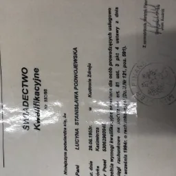 Skan świadectwa kwalifikacyjnego wydanego przez Ministra Finansów, potwierdzającego uprawnienia do usługowego prowadzenia ksiąg rachunkowych, z pieczęcią i podpisem.