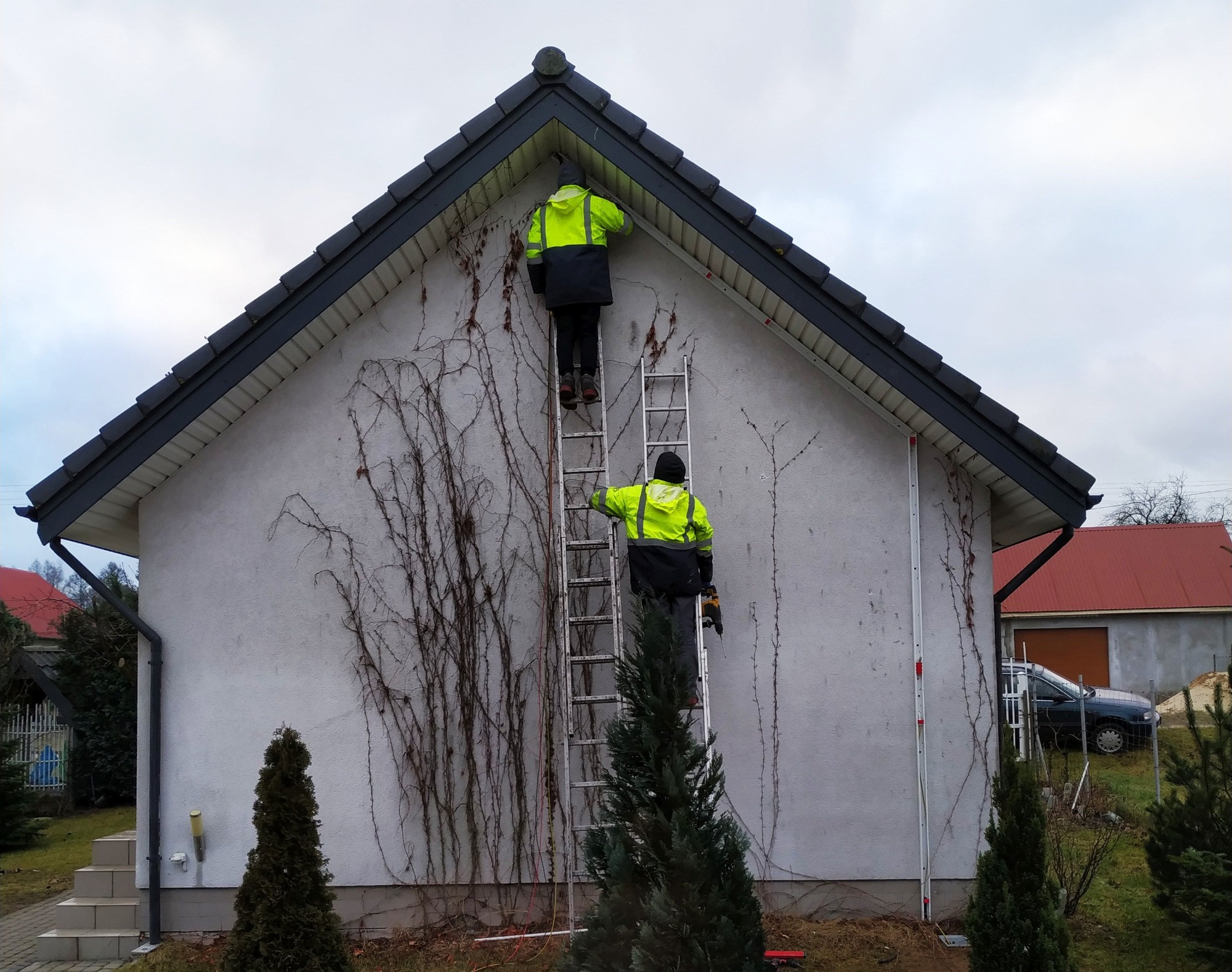 Układanie przewodów DC w kierunku falownika