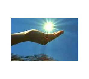 Dłoń wyciągnięta w kierunku słońca na tle błękitnego nieba i powierzchni wody.
